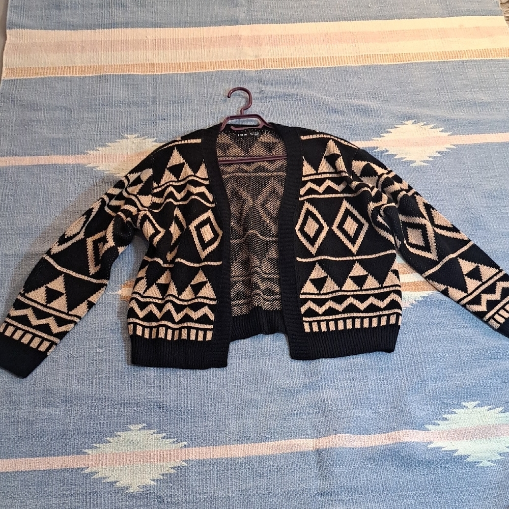 Crop Geometric Black and Cream Sweater